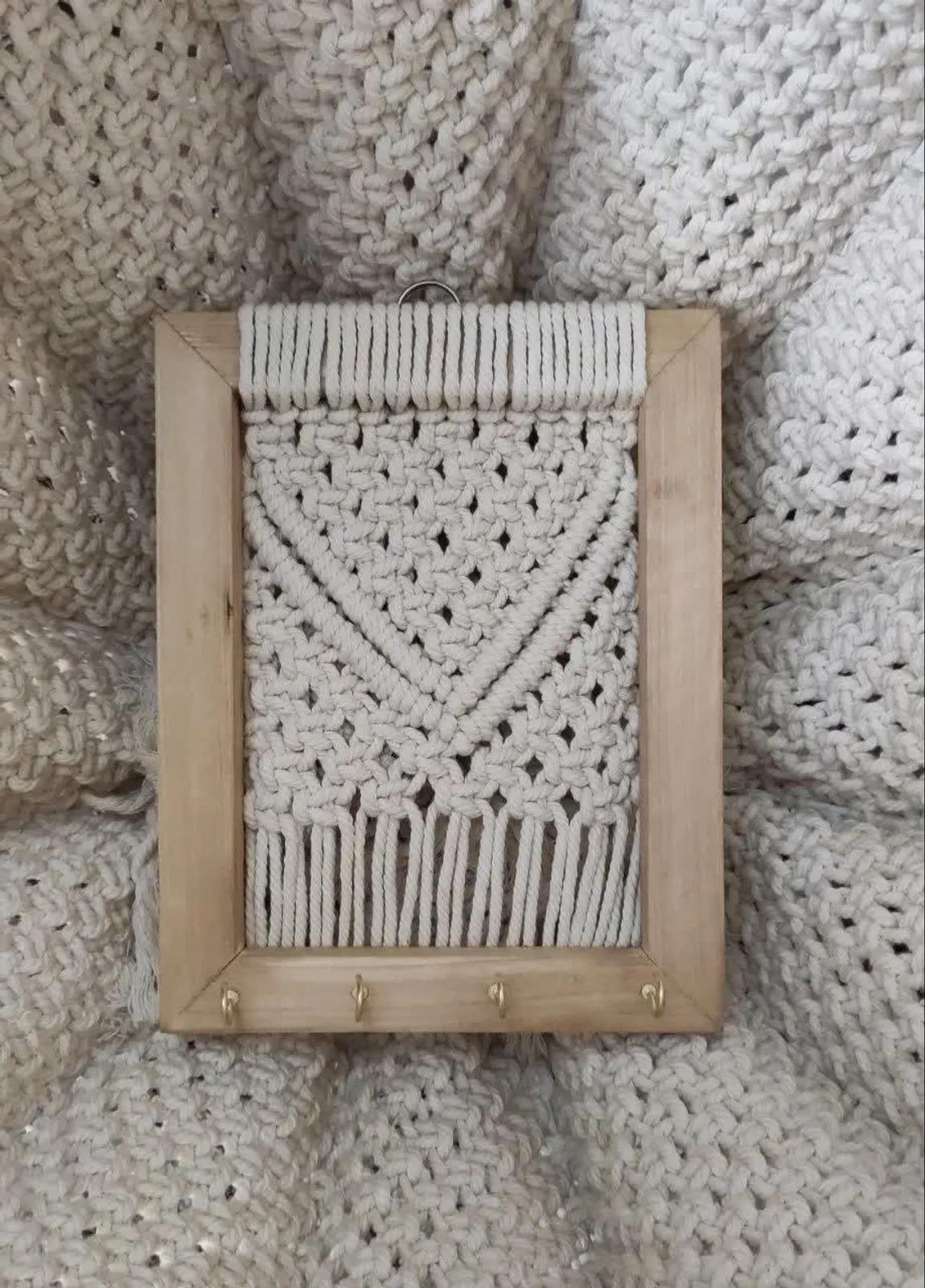 جاکلیدی دیواری مکرومه با قاب چوبی