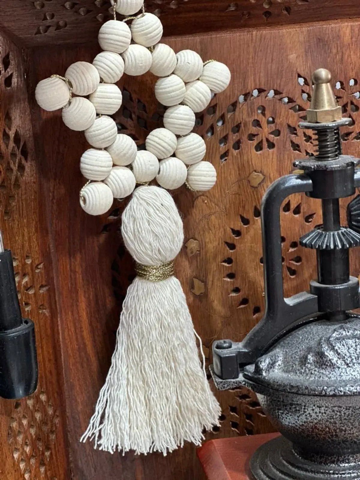 آویز منگوله ای مکرومه با مهره چوبی
