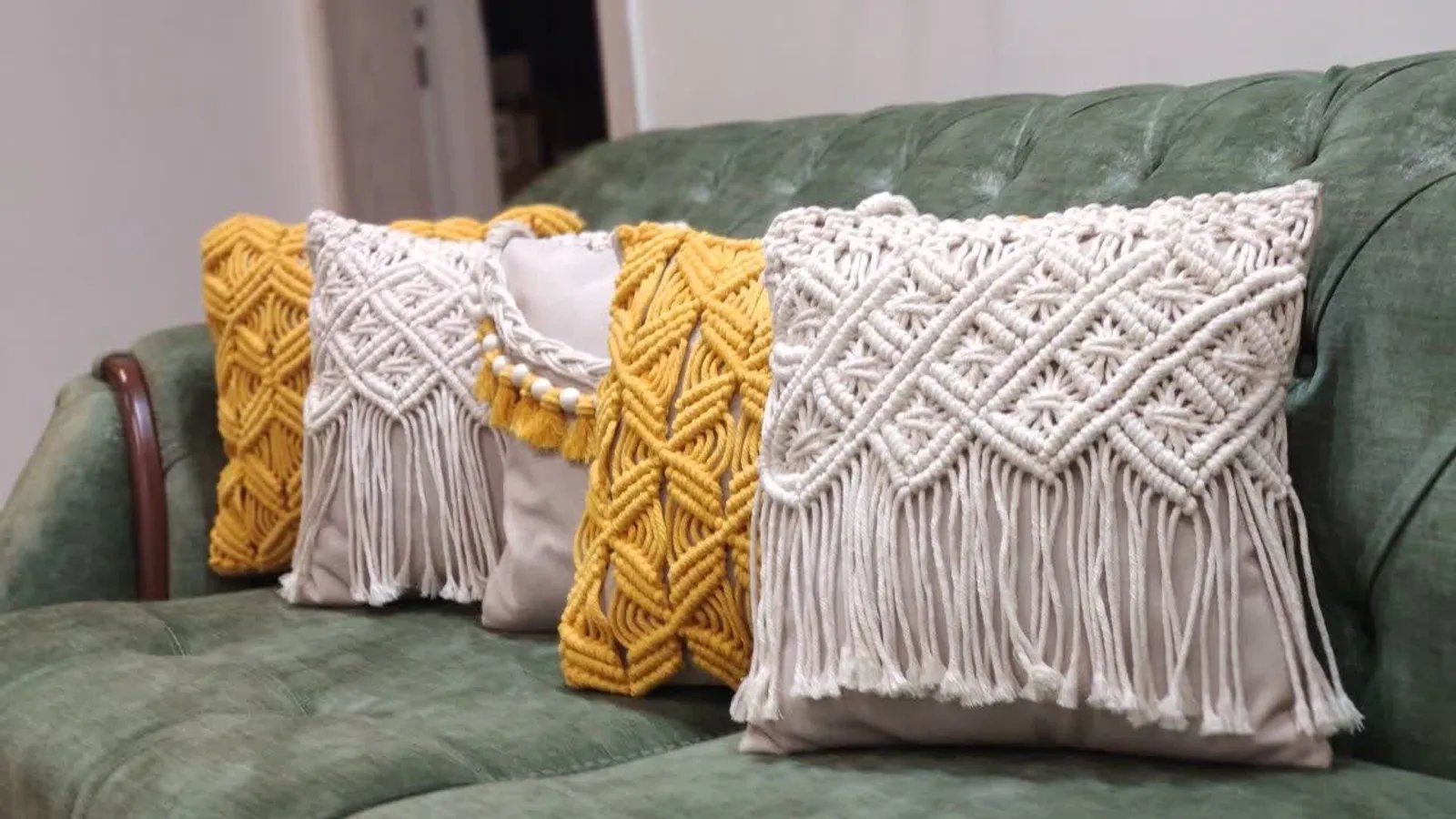 کاور کوسن مکرومه کرم و خردلی، نمای دیگر