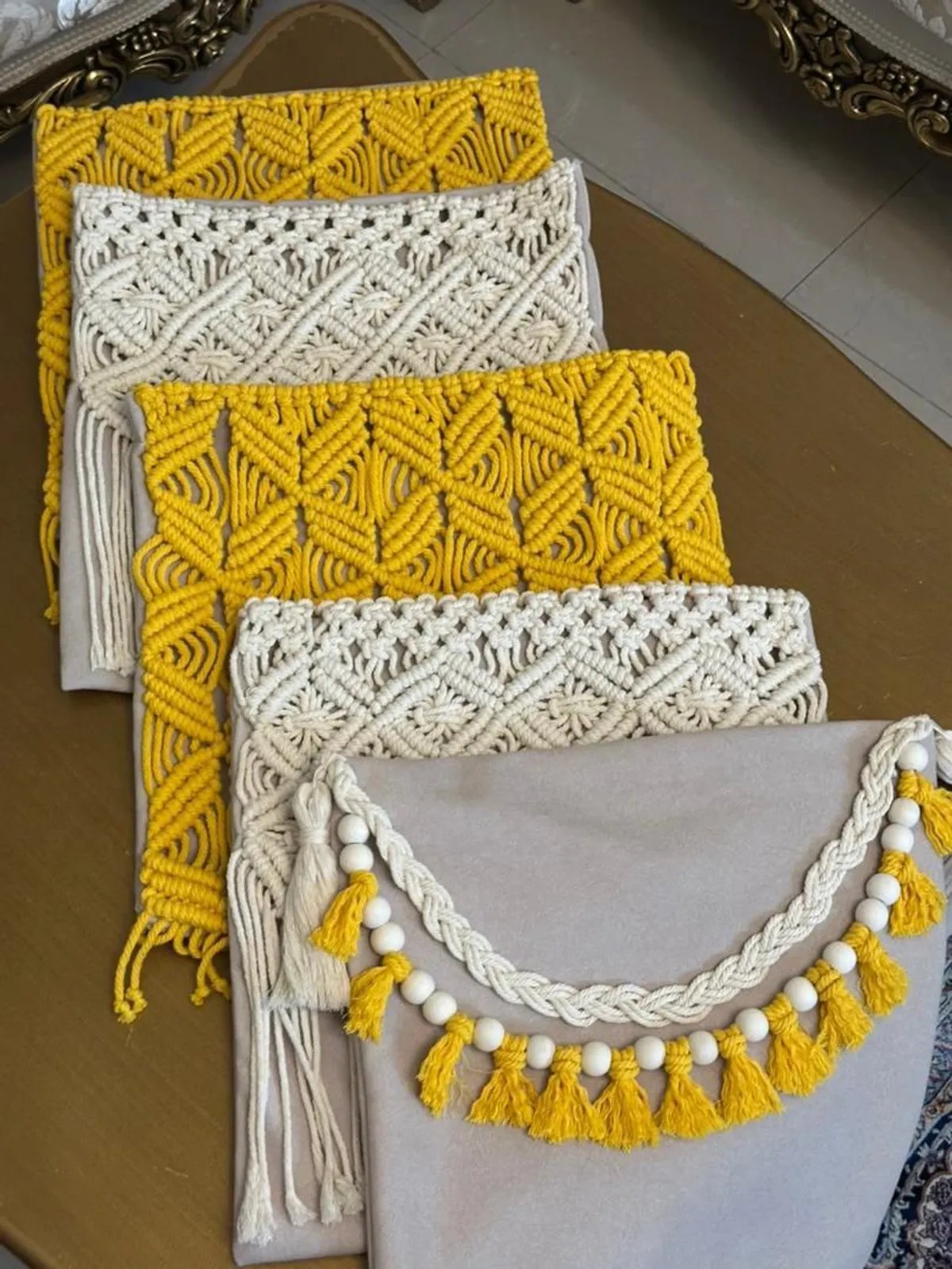 کاور کوسن مکرومه کرم و خردلی، نمای دیگر