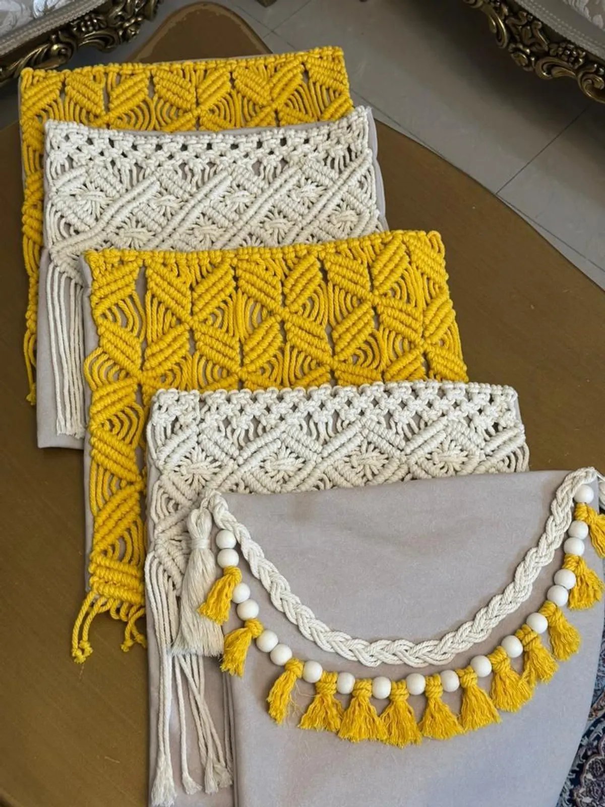 کاور کوسن مکرومه کرم و خردلی، نمای دیگر