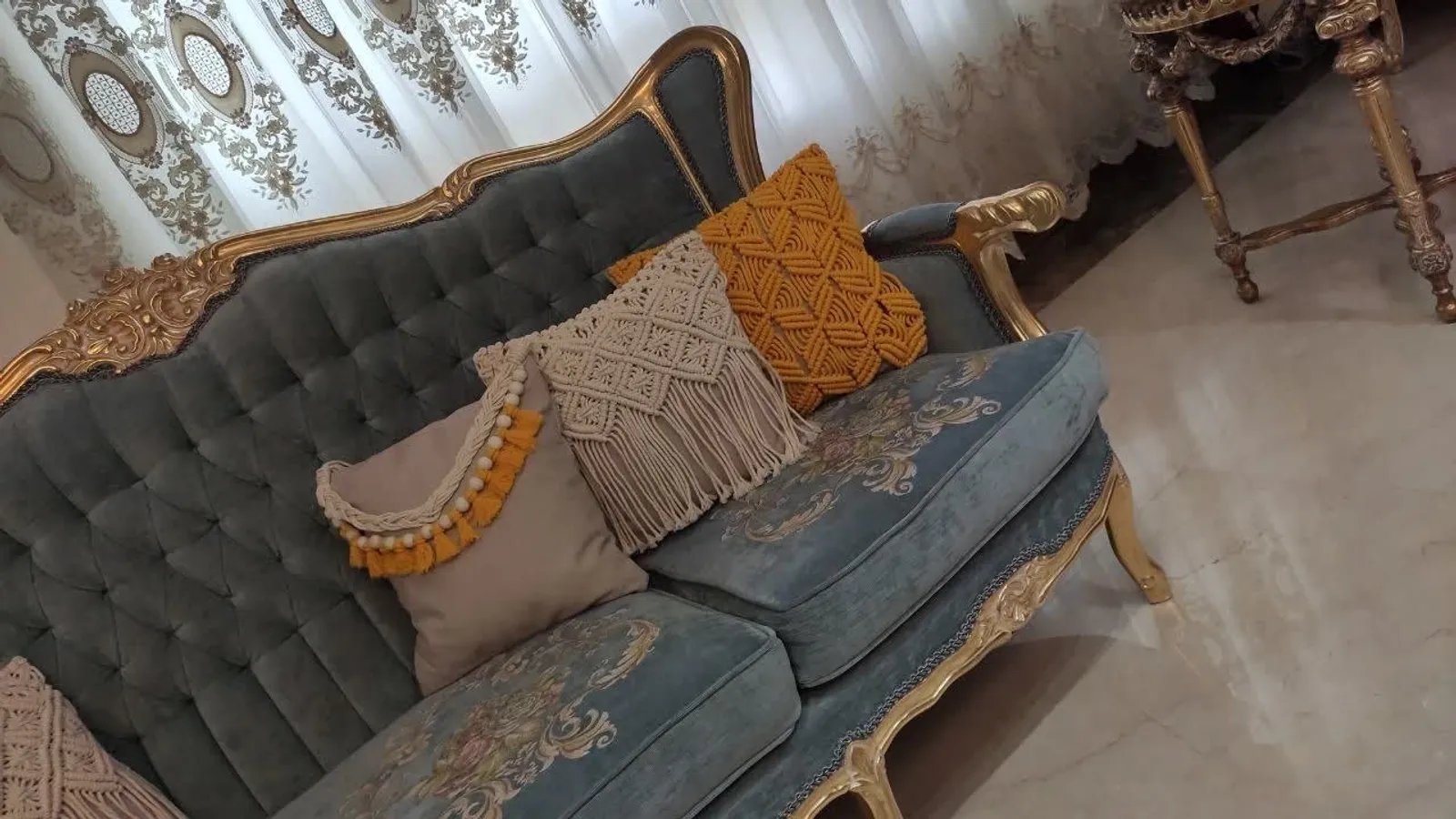 کاور کوسن مکرومه کرم و خردلی، نمای دیگر