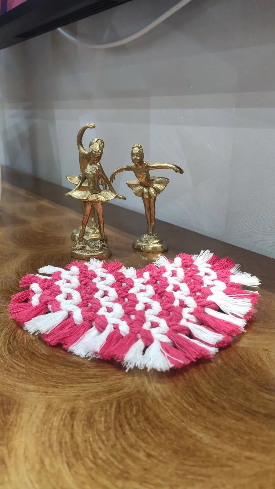 زیرلیوانی قلبی مکرومه صورتی و سفید، نمای دیگر