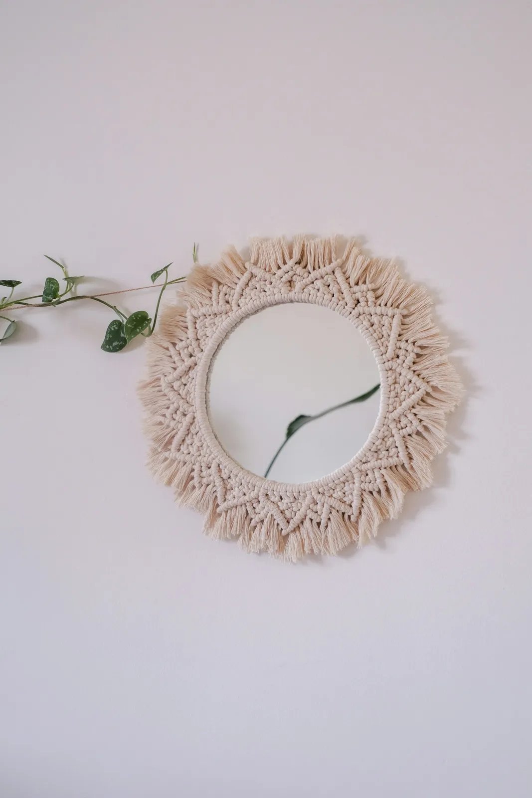 آینه مکرومه گرد گلبرگی، نمای دیگر