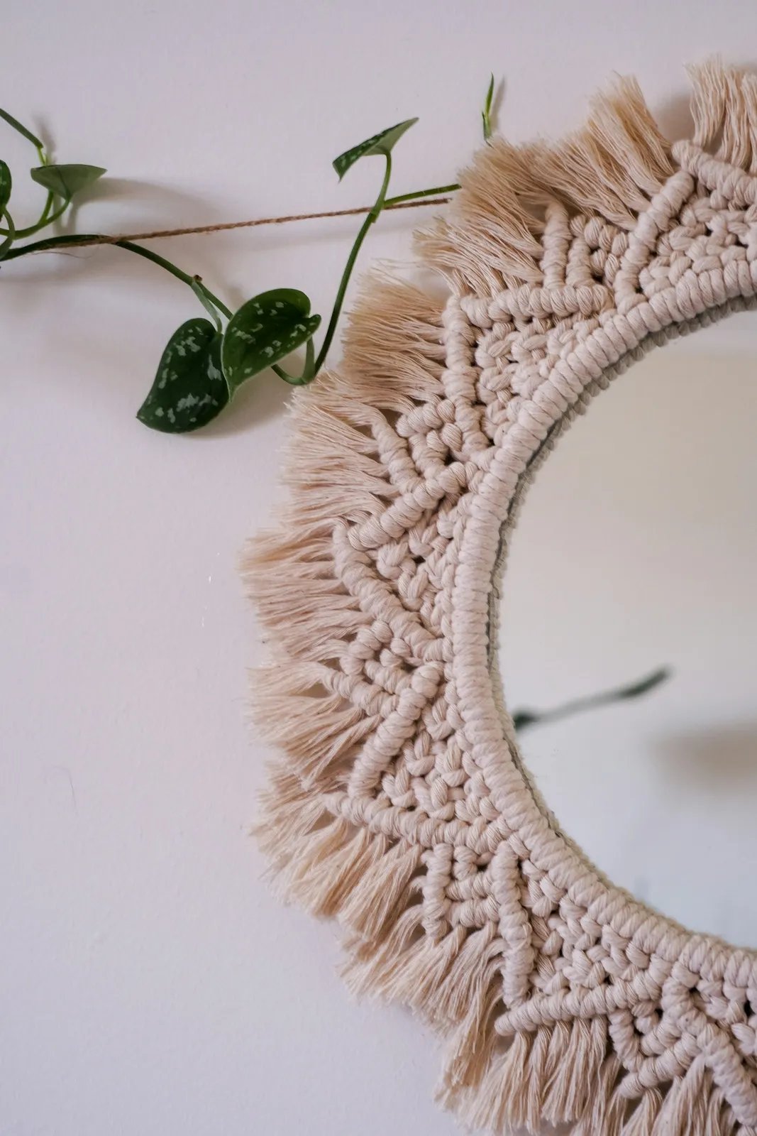 آینه مکرومه گرد گلبرگی، نمای دیگر