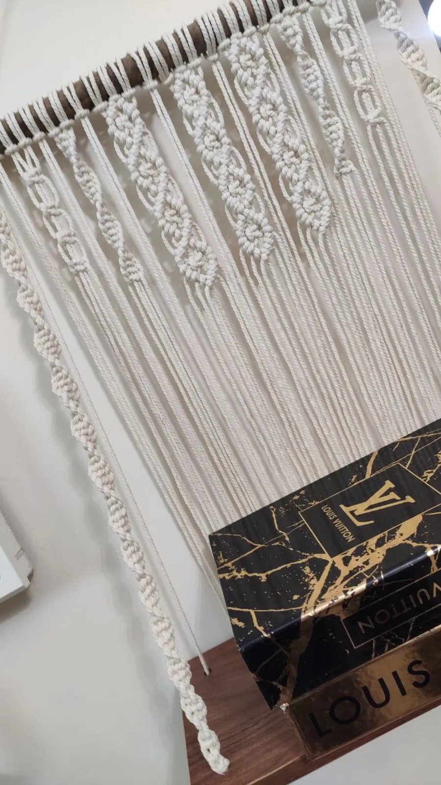 دیوارکوب مکرومه طرح مارپیچ روی چوب، نمای دیگر