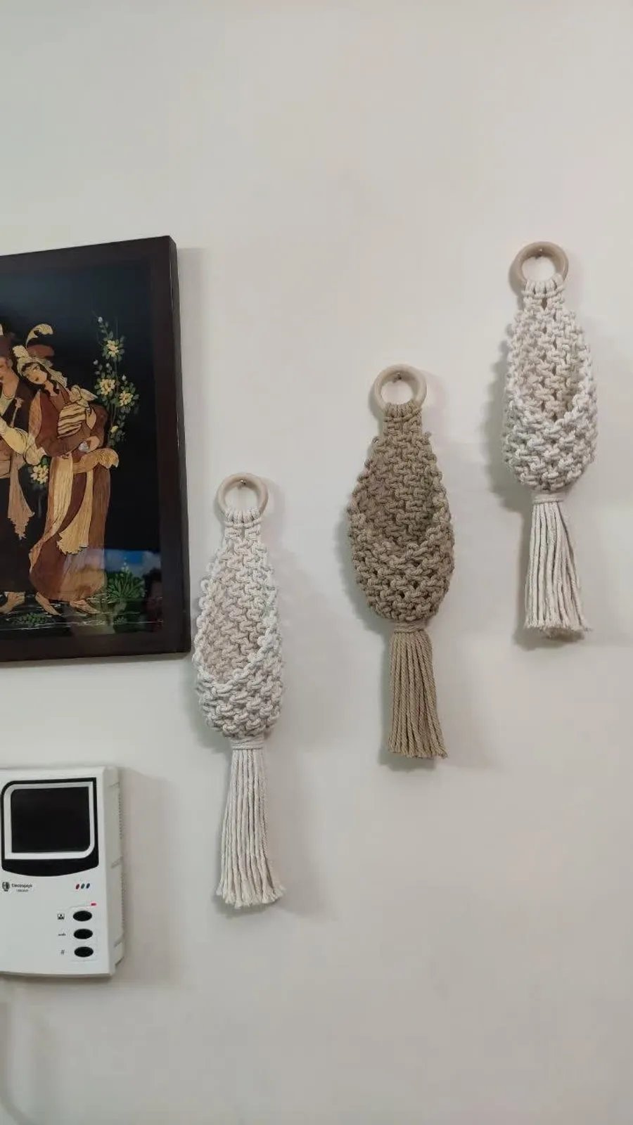 آویز دیواری جیبی مکرومه با حلقه چوبی، نمای دیگر